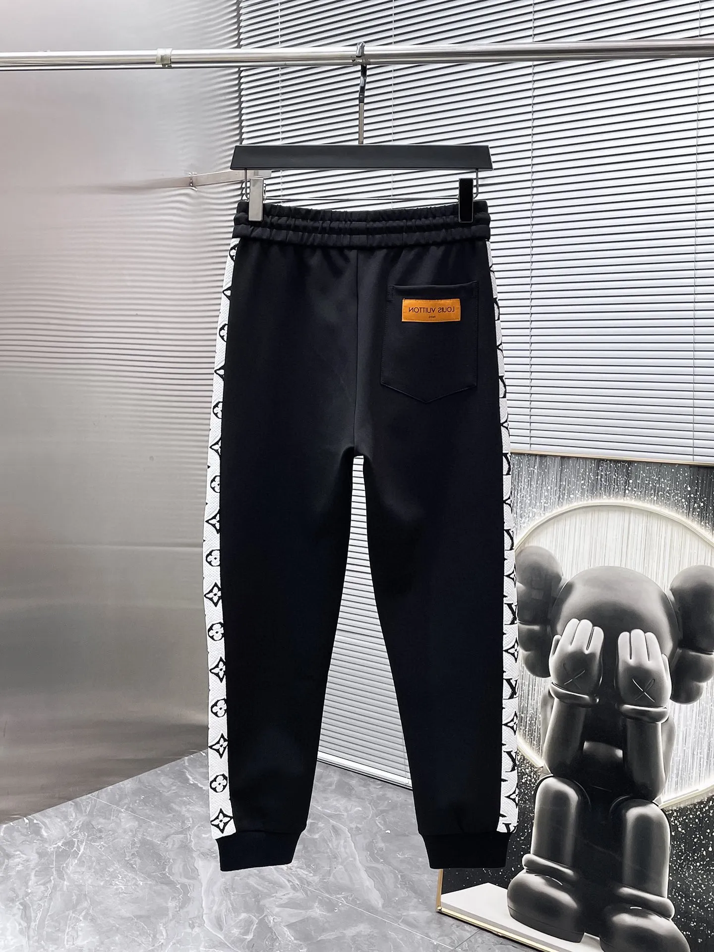 🅿️720 LV hot-selling suit is coming. Focus on the original version of the official website. 2025 new hot-selling cardigan suit. The original order is the best. 🇭🇰The meticulous work of top designers. It has a fitting and perfect upper body effect. All-natural high-quality Tencel Roman cotton 100%, close-fitting comfort, noble and elegant! Original hardware embodies elegance and nobility! Counter size: M-3XL (maximum wear up to 190 pounds)